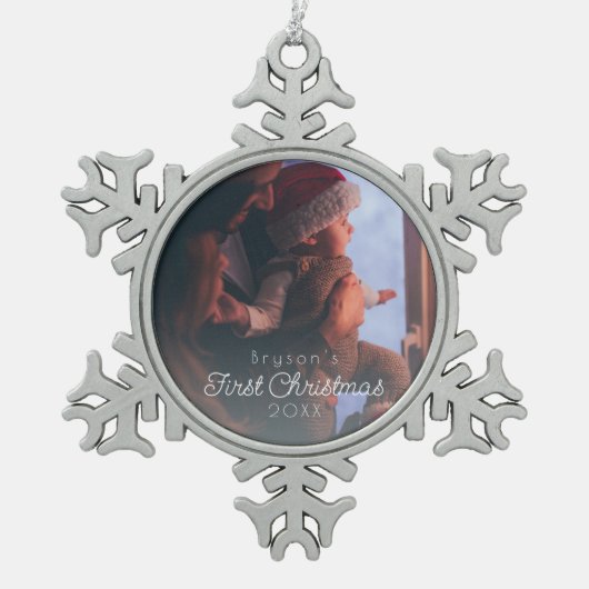 モダンパーソナライズされたベビー初めてのクリスマス写真 スノーフレークピューターオーナメント (正面)
