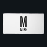 モダンパーソナライズされたモノグラムと名前 デスクマット<br><div class="desc">白い背景モダンにモノグラはっきりしたムと名を付けパーソナライズされたた黒と白のモノグラはっきりしたムのフォントスタイル。</div>