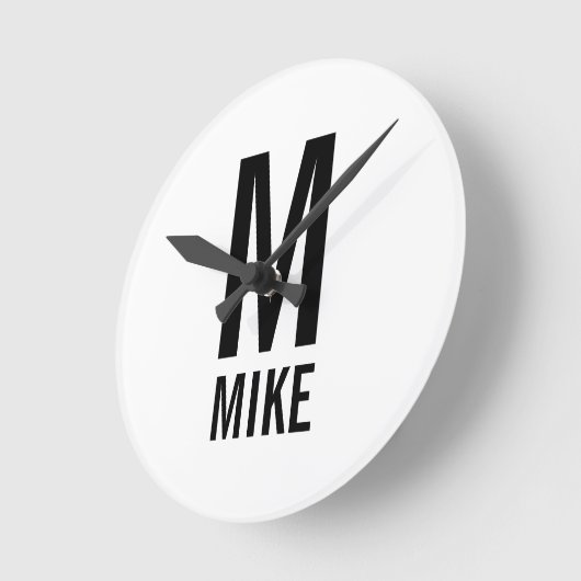 モダンパーソナライズされたモノグラムと名前 ラウンド壁時計 (傾斜)