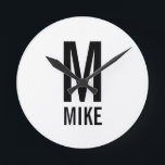 モダンパーソナライズされたモノグラムと名前 ラウンド壁時計<br><div class="desc">モダンBlack and White Monogramのはっきりしたデザインモダンは、モノグラムと名前をサパーソナライズされたーセリフのフォントスタイルではっきりした特集したもの。パパユニーク、夫、祖父母などへの贈り物。また、ロフトモダン/ミニマリストのホームデコーアクセサリー、誕生日プレゼント、ホリデーギフト、家族の懇親会ギフト、引っ越し祝いパーティーギフトや特別な機会のためのギフトとして最適。</div>