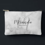 モダンパーソナライズされたBridesmaid Monogram名 アクセサリーポーチ<br><div class="desc">花嫁の贈り物で個人的結婚なtouchをパーソナライズされた追加する。このデザインパーソナライズされたは、白大理石の背景にグレーのモダンsans serifフォントでタイトルを持つ背景として、グレーのスクリプトフォントスタイルでbridesmaidの名前をグレーのスクリプモダントスタイルスタイルでモノグラムを使用しモダンた。また、メイド・オブ・オーナー（花嫁付き添い人）、花の女の子、花嫁の母のためにも最適。</div>