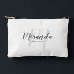 モダンパーソナライズされたBridesmaid Monogram名 アクセサリーポーチ<br><div class="desc">花嫁の贈り物で個人の結婚touchをパーソナライズされた追加する。このデザインパーソナライズされたは、灰色のスクリプトフォントスタイルでbridesmaidの名前をモダン、白い背景に灰色のsans serifのフォントでタイトルを付けた背景として明るい灰色のスクリプモダントスタイルスタイルでモノグラムを特徴とすモダンる。また、メイド・オブ・オーナー（花嫁付き添い人）、花の女の子、花嫁の母のためにも最適。</div>