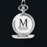 モダンパーソナライズされたGroomsman Name and Monogram 腕時計<br><div class="desc">白黒モダングロパーソナライズされたームスマン白い背景に黒のクラシックセリフのフォントスタイルでパーソナライズされた、モノグラム、グロムスマンの名前とタイトルを特徴とするギフト。また、花婿介添人、花嫁の父のためにも最適。</div>