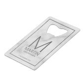 モダンパーソナライズされたMonogramとName Groomsmen クレジットカード栓抜き (正面アングル)