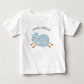 モダンビューティ パステルブルーの羊と子供の名前 ベビーTシャツ (正面)