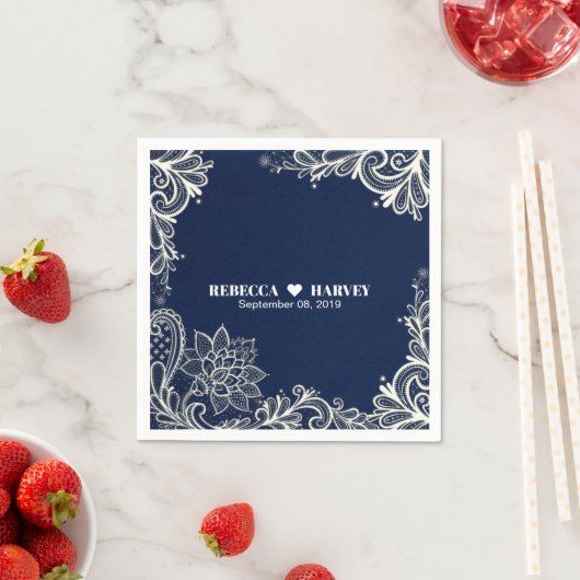 モダンビーチ航海のホワイトレースのネイビー結婚ブルー スタンダードカクテルナプキン (インサイチュ)