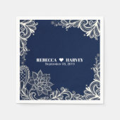 モダンビーチ航海のホワイトレースのネイビー結婚ブルー スタンダードカクテルナプキン (正面)