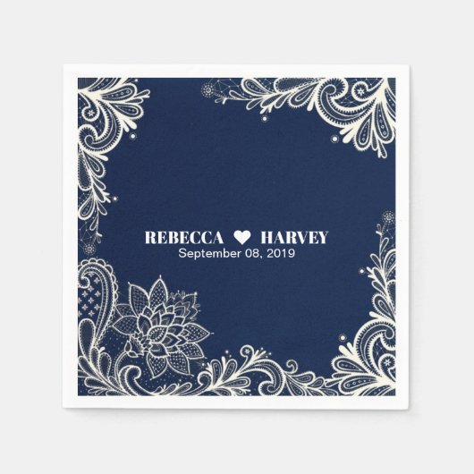 モダンビーチ航海のホワイトレースのネイビー結婚ブルー スタンダードカクテルナプキン (正面)