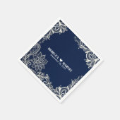 モダンビーチ航海のホワイトレースのネイビー結婚ブルー スタンダードカクテルナプキン (角)