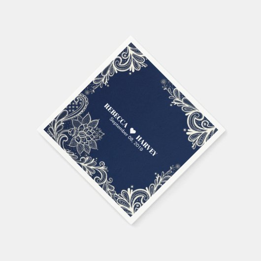 モダンビーチ航海のホワイトレースのネイビー結婚ブルー スタンダードカクテルナプキン (角)
