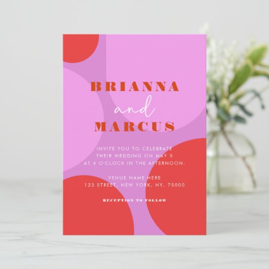 モダンピンクと赤のはっきりした抽象芸術幾何結婚の 招待状 (スタンド正面)