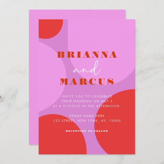 モダンピンクと赤のはっきりした抽象芸術幾何結婚の 招待状 (正面/裏面)