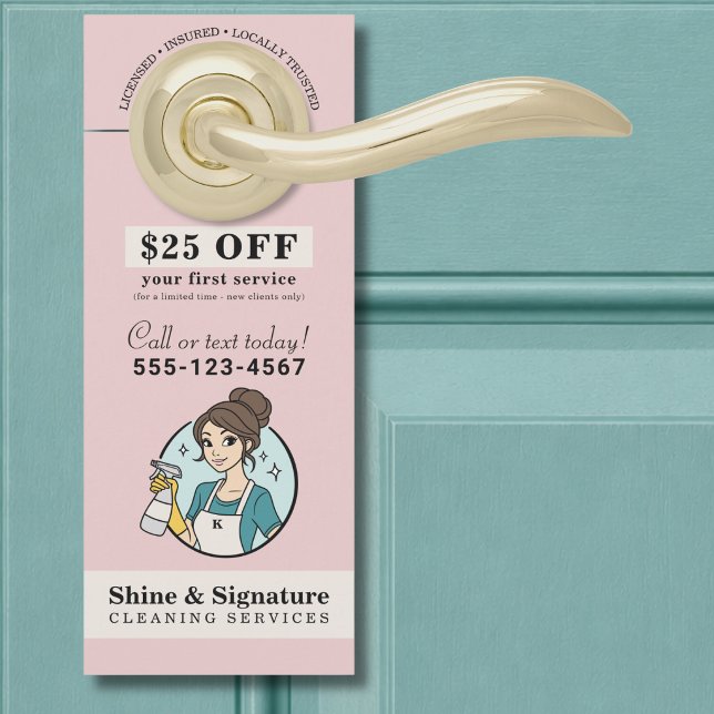 モダンピンクのメイド清掃サービス ドアノブサイン (Small Door Hanger Mockup)