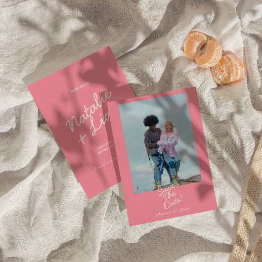 モダンピンクの幻想的な夏の楽しみ写真の結婚式 セーブザデート