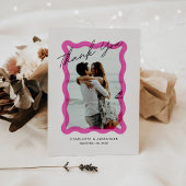 モダンピンクの波状透明フレーム、結婚式の写真 サンキューカード