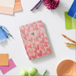 モダンピンクドードルハートモノグラムの iPad MINIカバー<br><div class="desc">デザインは、可愛いピンクのドードルハートの背景パターンに対してモノグラムと名前を特徴とする。簡単にイニシャルと名前を挿入。新学期パーソナライズされた、ホームオフィス、誕生日、母の日、バレンタインデーなど、すべての行事に理想的な贈り物。</div>