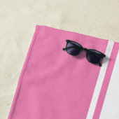 モダンピンクホワイトレースストライプモノグラムのプール ビーチタオル (インサイチュ)