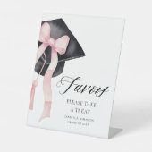 モダンピンクボウグラデーション付きキャップ卒業生の好意 台座サイン (正面)