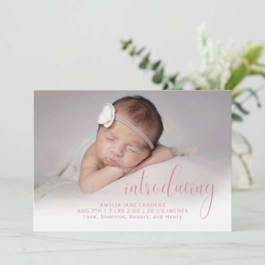 モダンピンク紹介フォトスクリプトシンプル誕生 案内状 (スタンド正面)