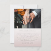 モダンピンク色のフローラ結婚の サンキューカード (裏面)