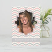 モダンピンク色の灰色のシェブロンのジグザグの誕生日の写真 招待状 (スタンド正面)