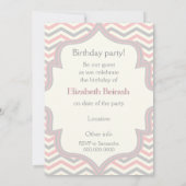 モダンピンク色の灰色のシェブロンのジグザグの誕生日の写真 招待状 (裏面)