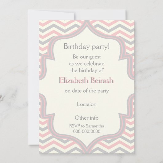 モダンピンク色の灰色のシェブロンのジグザグの誕生日の写真 招待状 (裏面)
