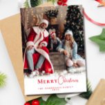 モダンフェスティバルレッドクリスマススタイリッシュ家族の写真 シーズンカード<br><div class="desc">私たち祝のトレンディーでシーズンの赤いクリスマスの写真のホリモダンデーカード、美しく飾繊細な雪とフェスティバルの赤い書道と一緒に。このカースタイリッシュドでカスタマイズは自分の写真と家族の名前を付けて、休日の挨拶に個人的なtouchを追加することができる。赤いエレガント台本は休日のテーマを完璧に補完し、家族や友人に暖かい願いを送るための目を引く選択肢となる。共有このフェスティバルの記念モダン品でシックで楽しい！</div>