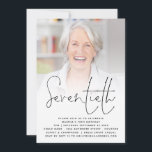 モダンフォトオーバーレイ70th Birthday Party 招待状<br><div class="desc">Script モダン Photo Overlay 70th Birthday Party70歳の誕生日パーティー用のミニマルデザインでエレガント、ヘッダー用のスクリプトをセット。サンプル写真を自分の写真に置き換えお気に入りのて、必要に応じて残りの文字をカスタマイズする</div>