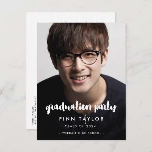 モダンフォントの卒業写真の招待状 ポストカード (正面/裏面)