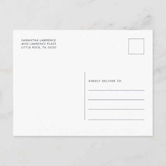 モダンフローラダスティブルースクリプトブライダルシャワー インビテーションポストカード (裏面)