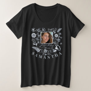 モダンフローラルバースデイ タイポグラフィー 写真 ドゥードル プラスサイズTシャツ