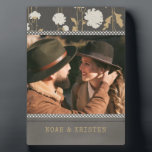 モダンフローラ国パーソナライズされたの写真名 フォトプラーク<br><div class="desc">このフローラデザインは、フローラ、ドット、あなたの写真を取り囲むステッチお気に入りのエッジあなたの名前または文字を下に。#photo #floral #botanical #elegant #flowers #personalized #personalized #modern #cool #country #chicゲコrゲコrゲコrゲコrゲコrゲコrゲコrゲコrゲコrゲコrゲコrゲコrゲコrゲコrゲコtgoゲコrゲコtgoゲコtgoゲコtgor</div>