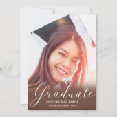 モダンブラウン白カリグラフィー写真卒業 案内状 (正面)
