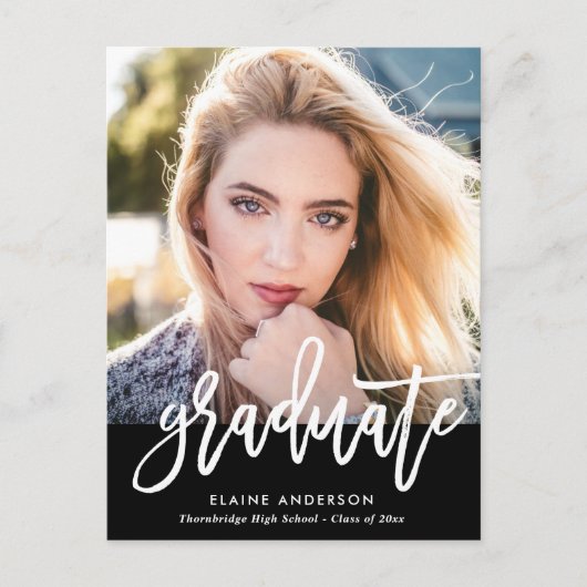 モダンブラシスクリプトの卒業の招待 ポストカード (正面)