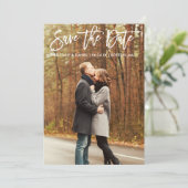 モダンブラシスクリプト写真 保存日 木製カード 招待状 (スタンド正面)