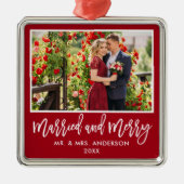 モダンブラシスクリプト結婚した赤とメリー メタルオーナメント (正面)