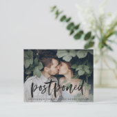 モダンブラシ付き結婚スクリプトの延期 案内ポストカード (スタンド正面)