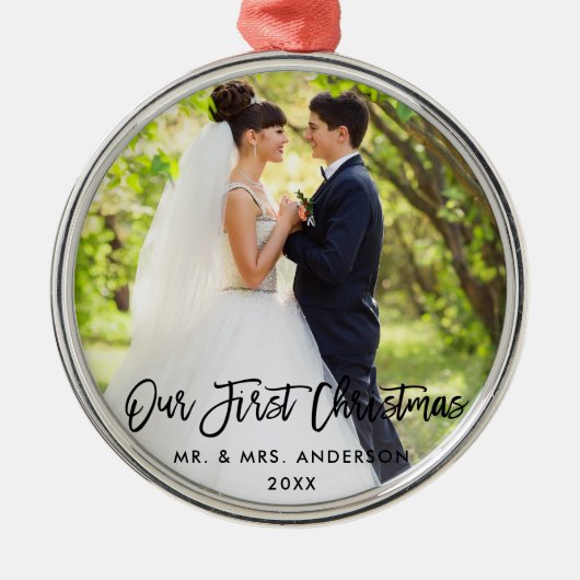 モダンブラシ結婚スクリプトの初めてのクリスマス メタルオーナメント (正面)