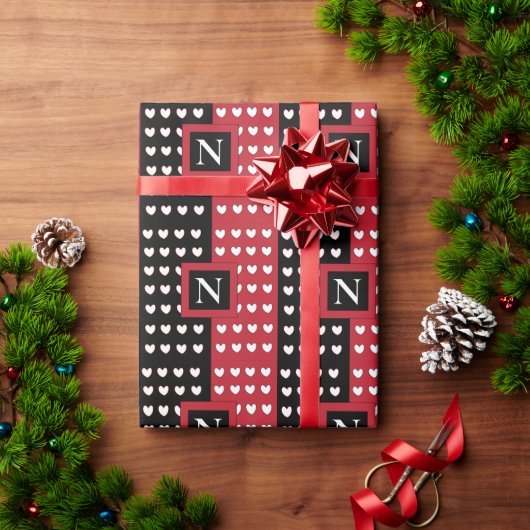 モダンブラックレッドホワイトハートモノグラム ラッピングペーパー (クリスマスギフト)