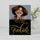 モダンブラック&ゴールドの写真コラージュ卒業生 箔招待状 (立ち正面)