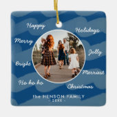モダンブルーのクリスマスの挨拶 家族写真の記念品 セラミックオーナメント (正面)