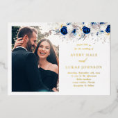 モダンブルーの花の写真結婚式 本物ゴールド 箔招待状 (正面)