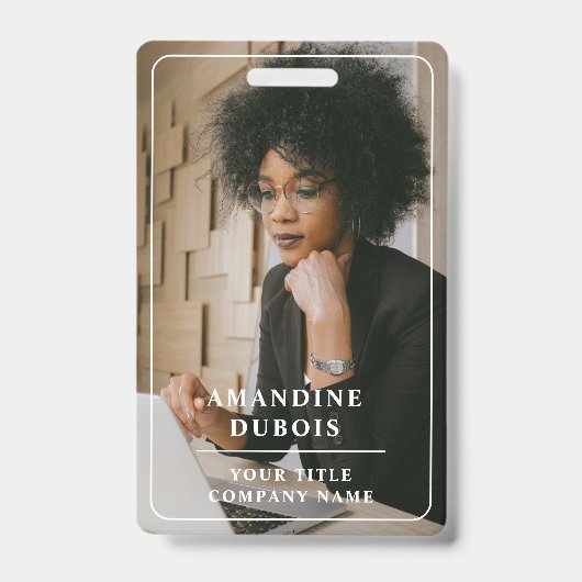 モダンプロフェッショナルの勤務先の写真ID バッジ (正面)