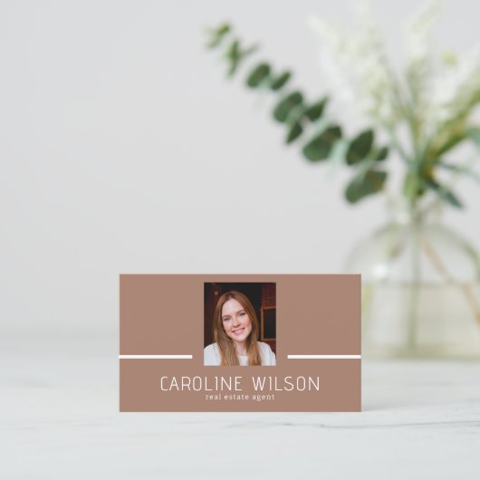 モダンプロフェッショナルミニマルな茶色のロゴ写真 名刺 (スタンド正面)