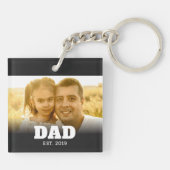 モダンボールド Dad 記念フォト キーホルダー (裏面)