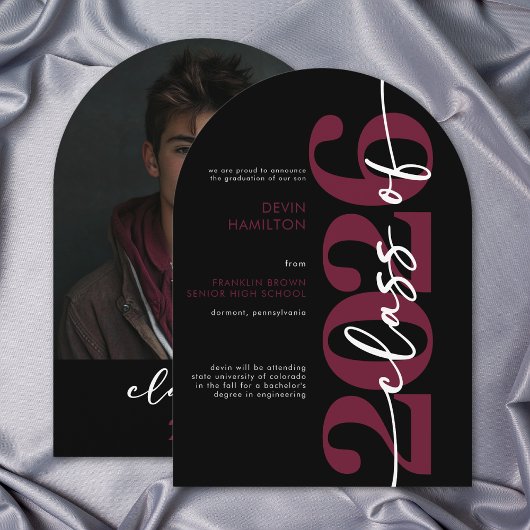 モダンマルーンタイポグラフィーアーチ卒業発表 招待状