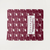 モダンマルーン CLASS OF 20XX パターン フォトオープ タペストリー (正面(横))