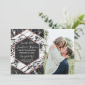 モダンマーブル ローズゴールドトリム ヘキサゴン Save the Date 招待状 (スタンド正面)