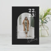 モダンミニマリストアーチ写真卒業パーティー 招待状 (スタンド正面)